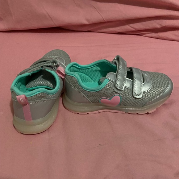 Carter’s Toddler Girls Silver Light Up Sneakers. New Never Worn. Velcro Closure. - Picture 3 of 4